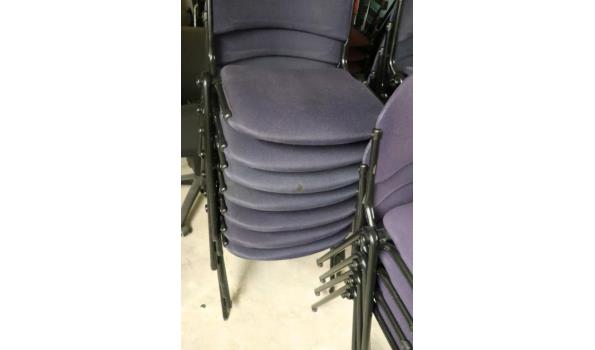18 stapelbare stoelen, stof bekleed, waaronder beschadigd